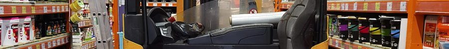 Carretilla elevadora eléctrica en una nave