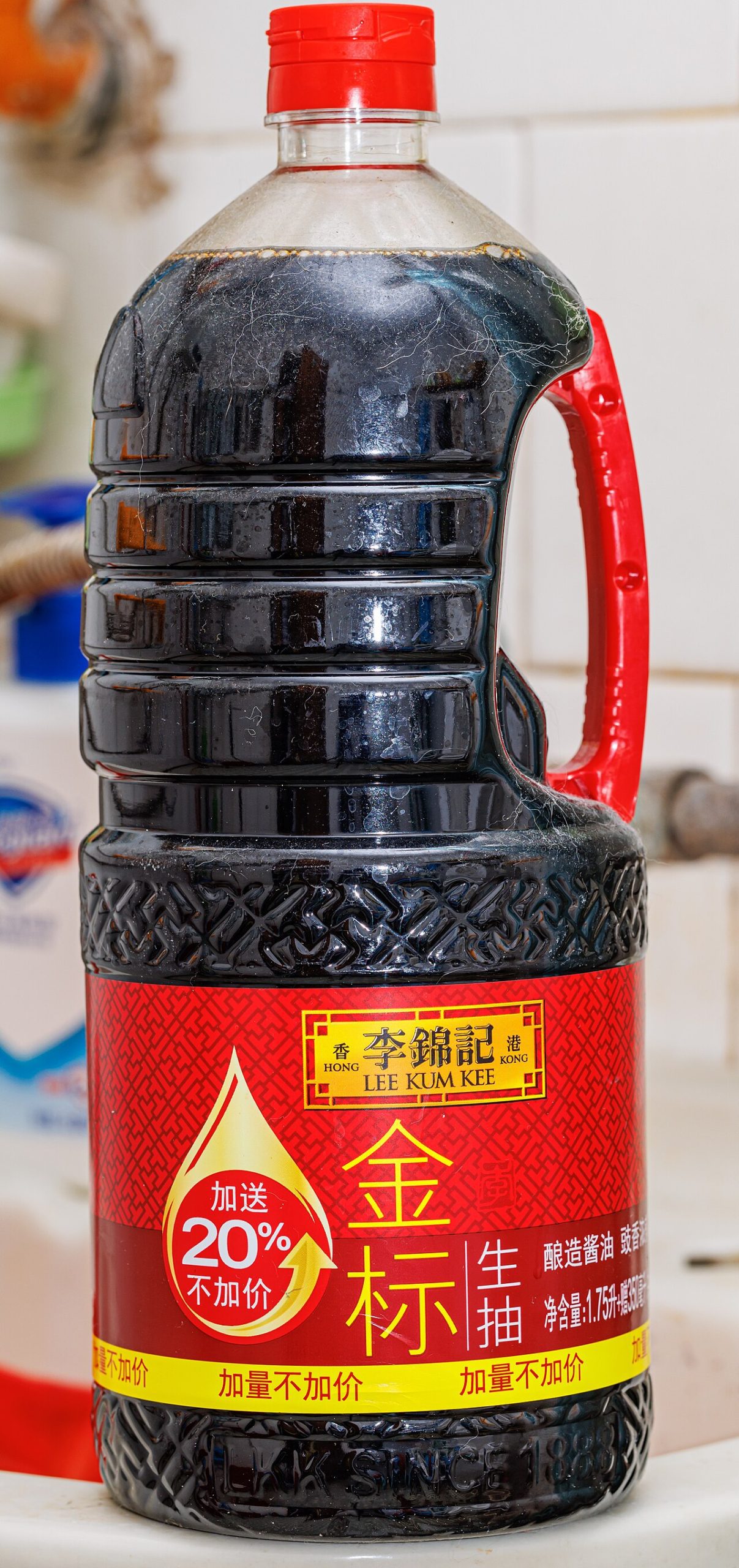 Botella grande de salsa de soja con su etiqueta