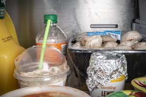 Alimentos tapados y envasados en el interior de un frigorífico