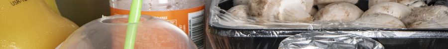 Alimentos tapados y envasados en el interior de un frigorífico