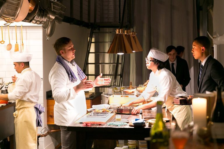 Equipo de cocineros comunicándose en la cocina de un restaurante