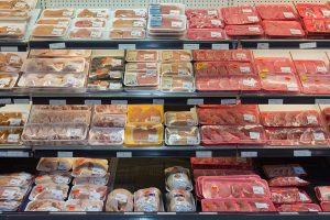 Carne envasada en la vitrina refrigerada de un supermercado