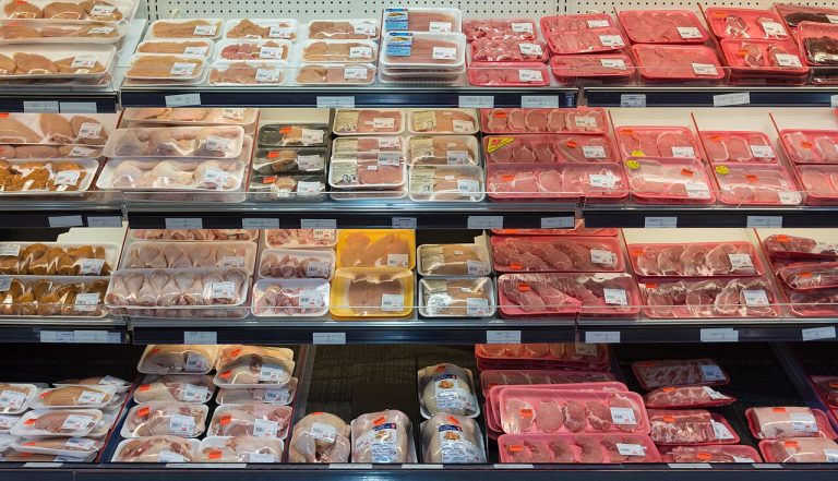 Carne envasada en la vitrina refrigerada de un supermercado