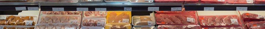Carne envasada en la vitrina refrigerada de un supermercado