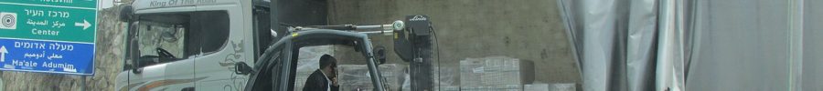 Carretilla elevadora Linde junto a un camión en una zona de carga del almacén