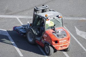 Carretilla elevadora en rampas y pendientes: normas para circular con seguridad