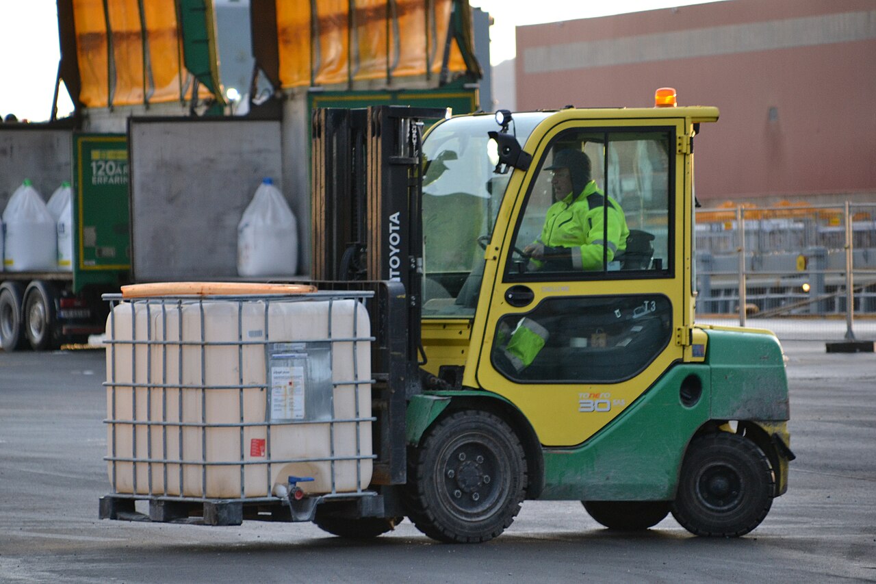 Carretilla elevadora transportando un contenedor IBC sobre palé