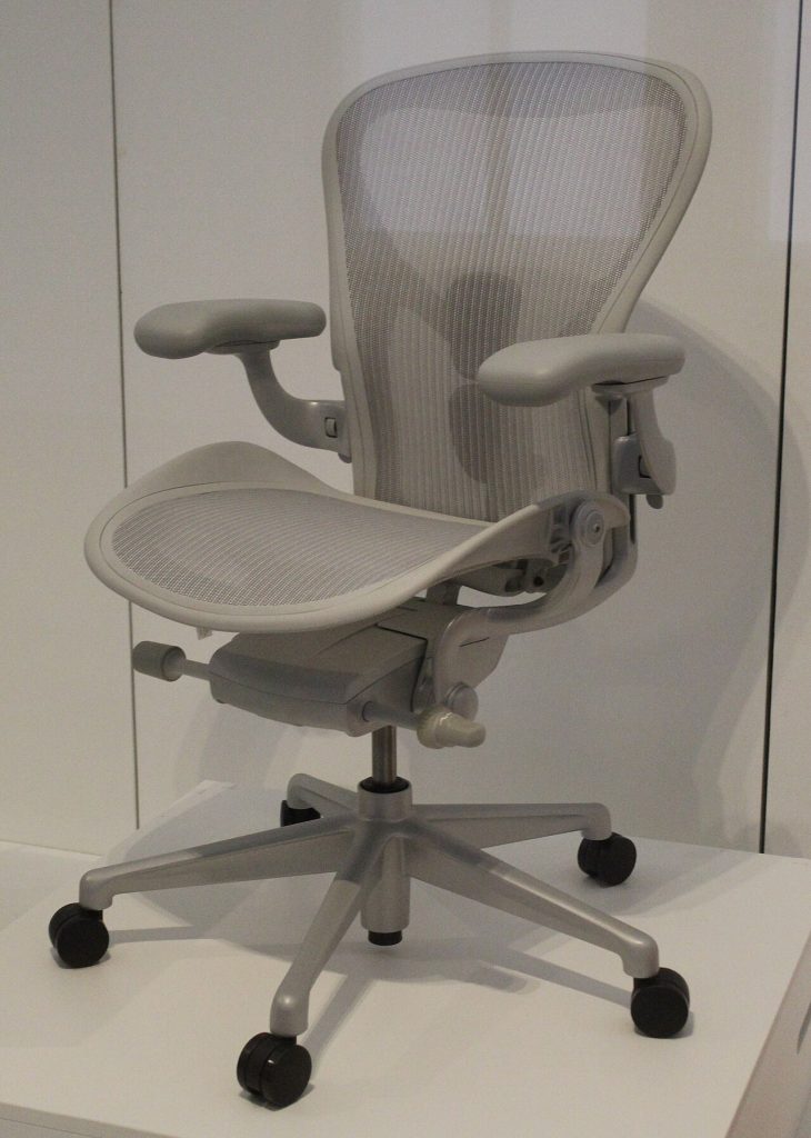 Silla de oficina ergonómica con respaldo y reposabrazos regulables
