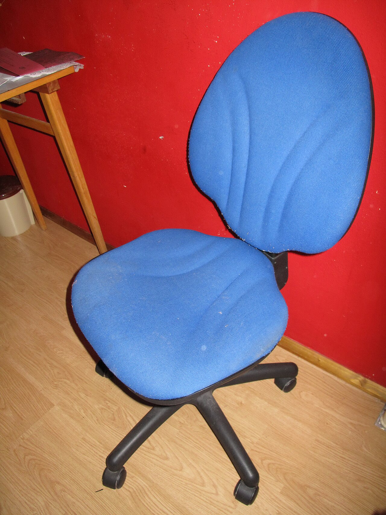 Silla de oficina con ruedas y respaldo tapizado