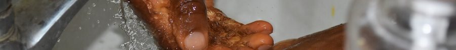Lavado de manos con agua y jabón en un lavabo