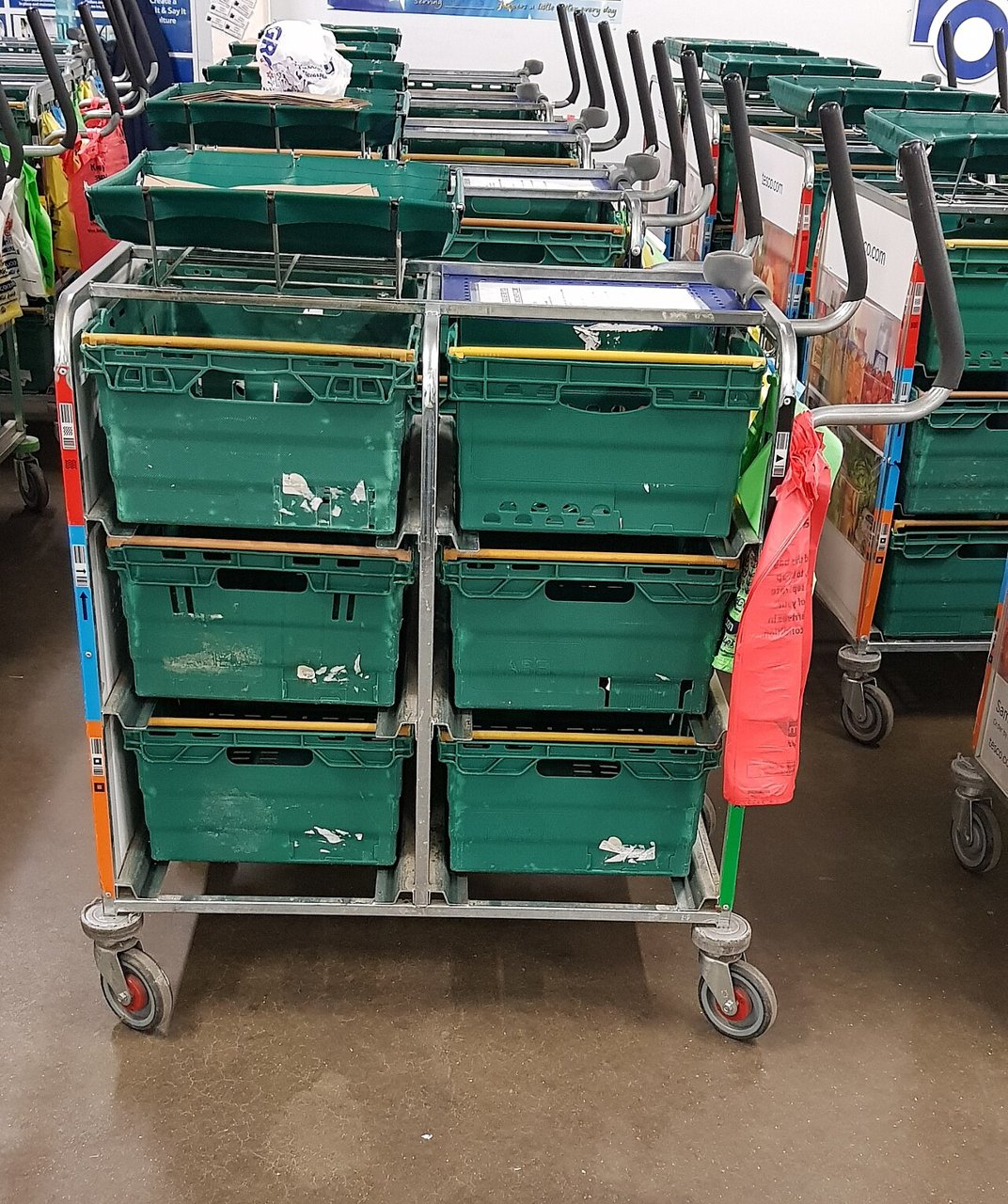 Carro de preparación de pedidos con cajas verdes apiladas