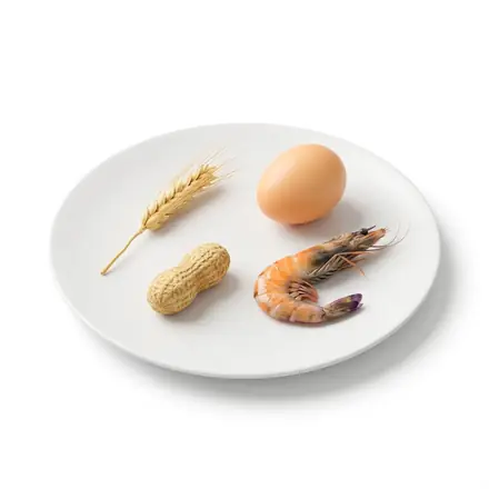 Plato con trigo, huevo, cacahuete y gamba