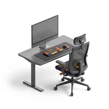 Escritorio con monitor, teclado y silla ergonómica
