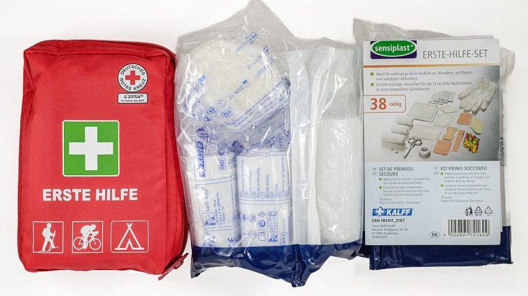 Botiquín de primeros auxilios con vendas, gasas y material sanitario