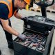 Revisión diaria y mantenimiento de una transpaleta eléctrica