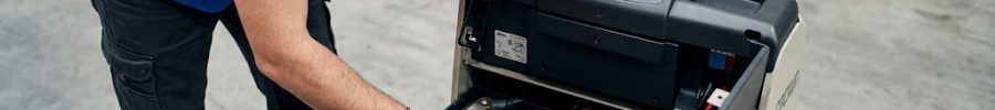 Operario revisando la batería de una transpaleta eléctrica