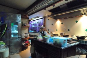 Cocina de un restaurante con superficies de trabajo