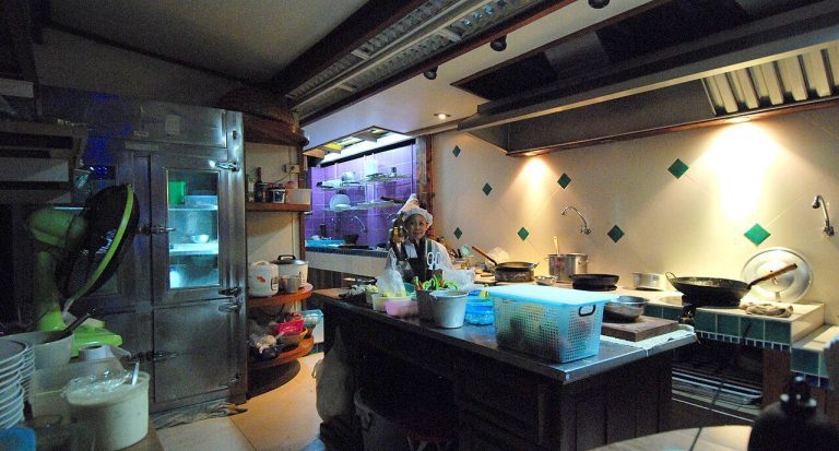Cocina de un restaurante con superficies de trabajo