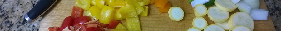 Verduras troceadas y cuchillo sobre una tabla de cortar
